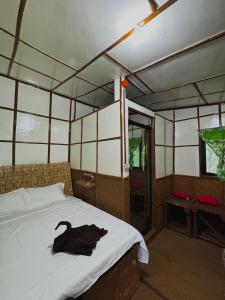 Cette chambre comprend un lit avec un parasol noir. dans l'établissement Sobral Rice Terraces View, 