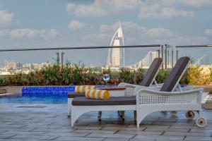 Bazén v ubytování Metropolitan Hotel Dubai nebo v jeho okolí