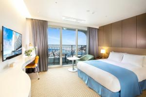 Postel nebo postele na pokoji v ubytování Hotel Whistlelark Jeju