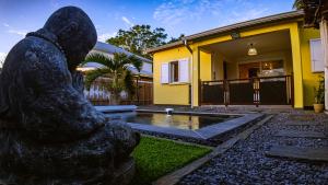 a statue in front of a house at Villa Osao Panahy in Le Patelin