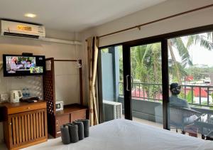 TV a/nebo společenská místnost v ubytování Srichada Hotel Khaolak - SHA Extra Plus