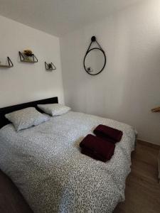 um quarto com uma cama com duas toalhas em Charmant T2 RD jardin grande terrasse coeur ville plage 2 m clim garage wifi em Sainte-Maxime