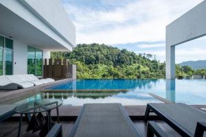 - une piscine dans une maison avec vue dans l'établissement The Mark Cheras by Feel Home, à Kuala Lumpur