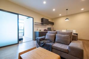 un salon avec un canapé et une table dans l'établissement The Mark Cheras by Feel Home, à Kuala Lumpur