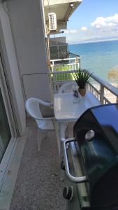 een balkon met een tafel en uitzicht op de oceaan bij Panorama Sea Esta 1 bedroom with sea view in Perea