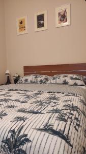 een bed met een dekbed met palmbomen erop bij Panorama Sea Esta 1 bedroom with sea view in Perea