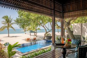 vistas a la playa desde el porche de una villa en Four Seasons Resort Langkawi en Tanjung Rhu 