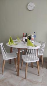 een tafel met twee stoelen en een witte tafel met wijnglazen bij Panorama Sea Esta 1 bedroom with sea view in Perea