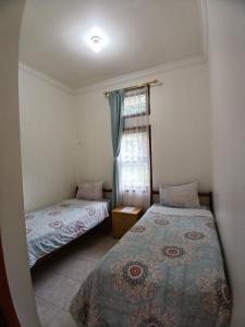 Hotel MBC Ruteng客房内的一张或多张床位