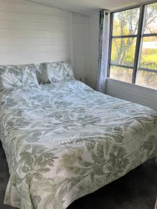Un pat sau paturi într-o cameră la BUNGALOW 60 M2