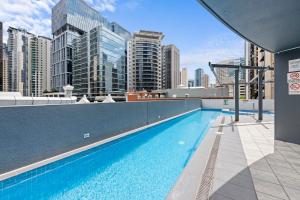 uma piscina no telhado de um edifício com edifícios em Brisbane on Felix Luxury Suites em Brisbane