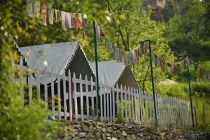 Zahrada ubytování Himtrek Riverside Camps, Kasol