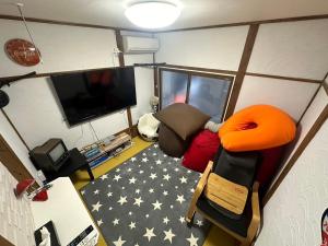 a living room with an american flag rug at Kingyosou in Tokyo