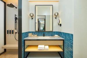 A bathroom at Four Points by Sheraton Xi’an High-Tech Zone