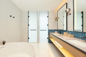 A bathroom at Four Points by Sheraton Xi’an High-Tech Zone