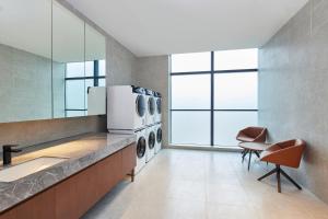 A kitchen or kitchenette at Four Points by Sheraton Xi’an High-Tech Zone