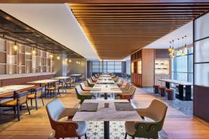 een lange rij tafels en stoelen in een restaurant bij Four Points by Sheraton Xi’an High-Tech Zone in Xi'an