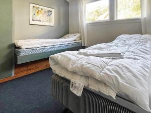 Postel nebo postele na pokoji v ubytování 6 person holiday home in Dalsøyra-By Traum