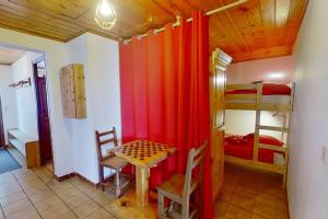 een kamer met een tafel en 2 stapelbedden bij CASA-La Carotto Apart in chalet Saint Veran in Saint-Véran