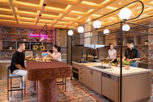 西安市にあるlyf Xi'an Dayanta by Ascott free gym & self-service free laundry roomの台所集団