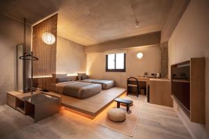 1 dormitorio con 1 cama y lavamanos en una habitación en 宜蘭東旅, en Yilan City