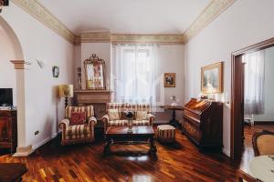 - un salon avec des chaises et un piano dans l'établissement Gold Palace *****, à Ferrare