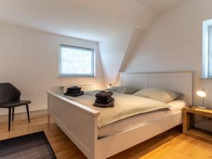 Luxury holiday apartment in St Peter Ording في Böhl: غرفة نوم بسرير ابيض كبير عليها مناشف