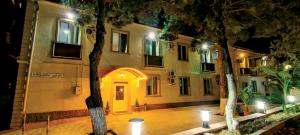 Budova, kde se hotel nachází + 20 fotografií