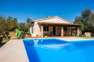 una piscina frente a una casa en Can Pamboli, en Son Servera