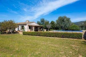 una casa con piscina en un patio en Can Pamboli, en Son Servera