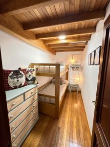 - une petite chambre avec des lits superposés et du parquet dans l'établissement Cuberto da Parrula, à Muros