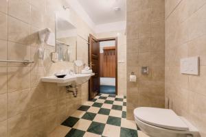 Un baño de Hotel Jizerka 4