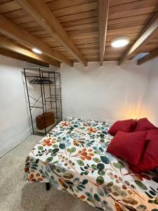 1 dormitorio con 1 cama con un edredón colorido en Cuberto da Parrula, en Muros