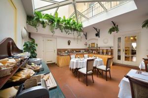 restauracja ze stołami i krzesłami w pokoju w obiekcie Boutique Hotel Constans w Pradze