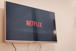 Una televisión o centro de entretenimiento en Hotel Jizerka 4