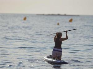 昂蒂布的住宿－雅博特精品酒店，水中一个在桨板上的女人