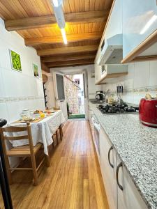 une cuisine avec une table et une salle à manger dans l'établissement Cuberto da Parrula, à Muros