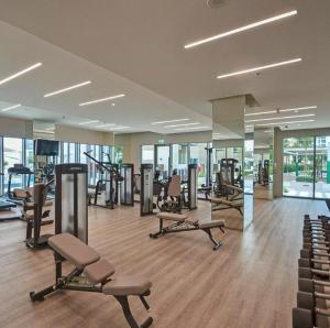 ein Fitnessstudio mit vielen Laufbändern und Crosstrainern in der Unterkunft 2BR Apartment in Harbour Views in Dubai