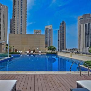 ein großes Schwimmbad in einer Stadt mit hohen Gebäuden in der Unterkunft 2BR Apartment in Harbour Views in Dubai