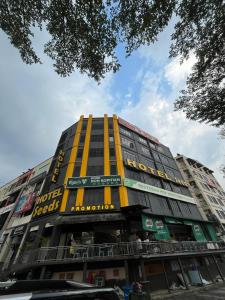 wysoki żółty budynek z mnóstwem okien w obiekcie Seeds Hotel Cheras Taman Bukit Segar w mieście Cheras
