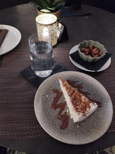 un morceau de gâteau sur une assiette sur une table dans l'établissement Ema, à Šibenik