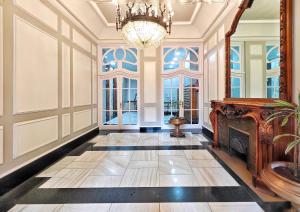 a hallway with a fireplace and a chandelier at Centro Vigo Estudio Puerta del Sol in Vigo