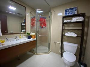 Koupelna v ubytování 古北水镇瑶筑小舍Gubei Shui Town Yaozhu Little Guest House + 6 fotografií