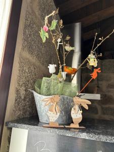 a vase with flowers in it sitting on a shelf at Casa Escuela Trasmiras 