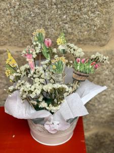 un bouquet de fleurs dans un vase sur une table dans l'établissement Casa Escuela Trasmiras, 
