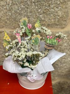 un ramo de flores en un jarrón sobre una mesa en Casa Escuela Trasmiras 