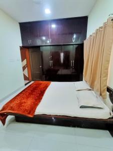 sypialnia z dużym łóżkiem z drewnianym zagłówkiem w obiekcie CityAir w mieście Pune
