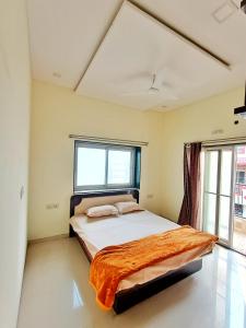 sypialnia z łóżkiem i oknem w obiekcie CityAir w mieście Pune