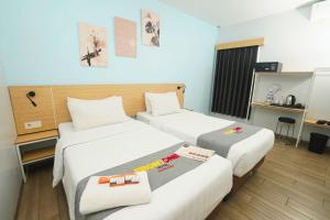 Rúm í herbergi á Front One Hotel Pasir Koja Bandung