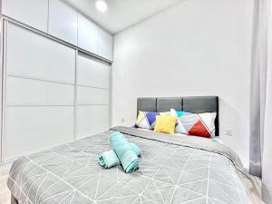 une chambre avec un grand lit avec des oreillers colorés dans l'établissement Jeff & Ricky Homestay102@ The Podium, à Maong Bazaar 36 autres photos